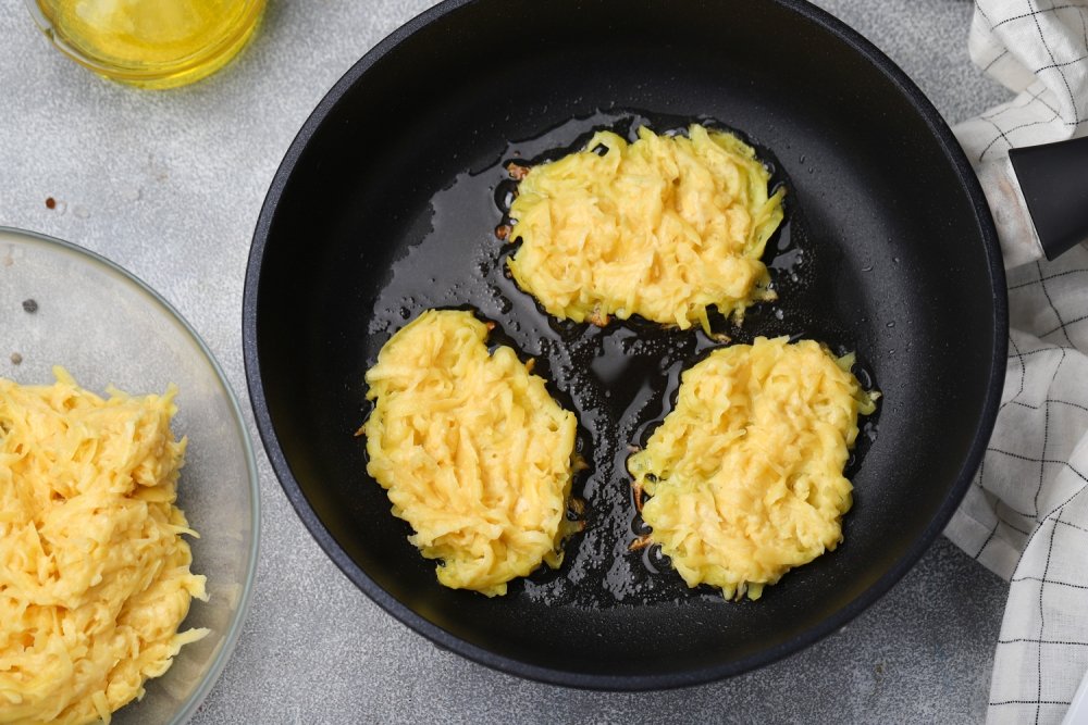 Оладьи из кабачка и картофеля со сметаной: простой рецепт выходного дня