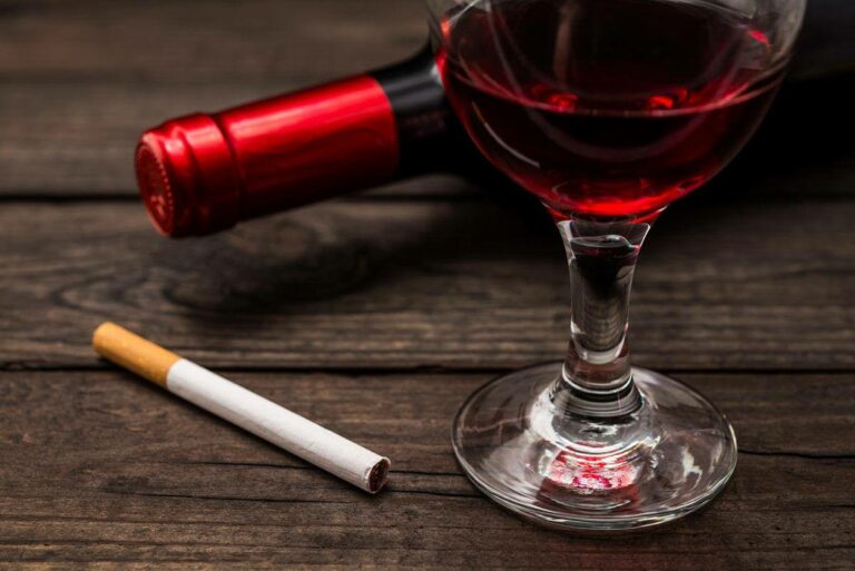 В Украине хотят запретить покупать алкоголь и сигареты за наличные деньги - today.ua