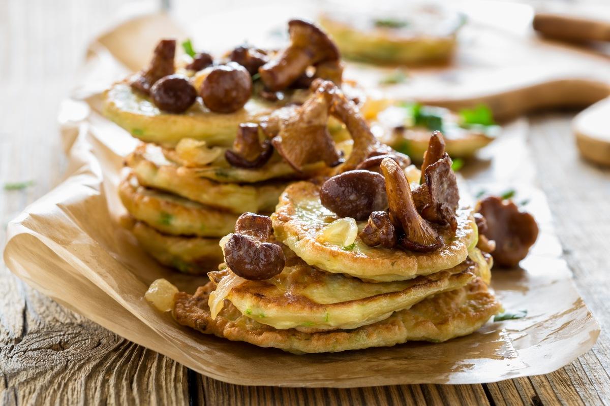 Кабачкові оладки з грибним соусом: рецепт ситної і смачної закуски - today.ua
