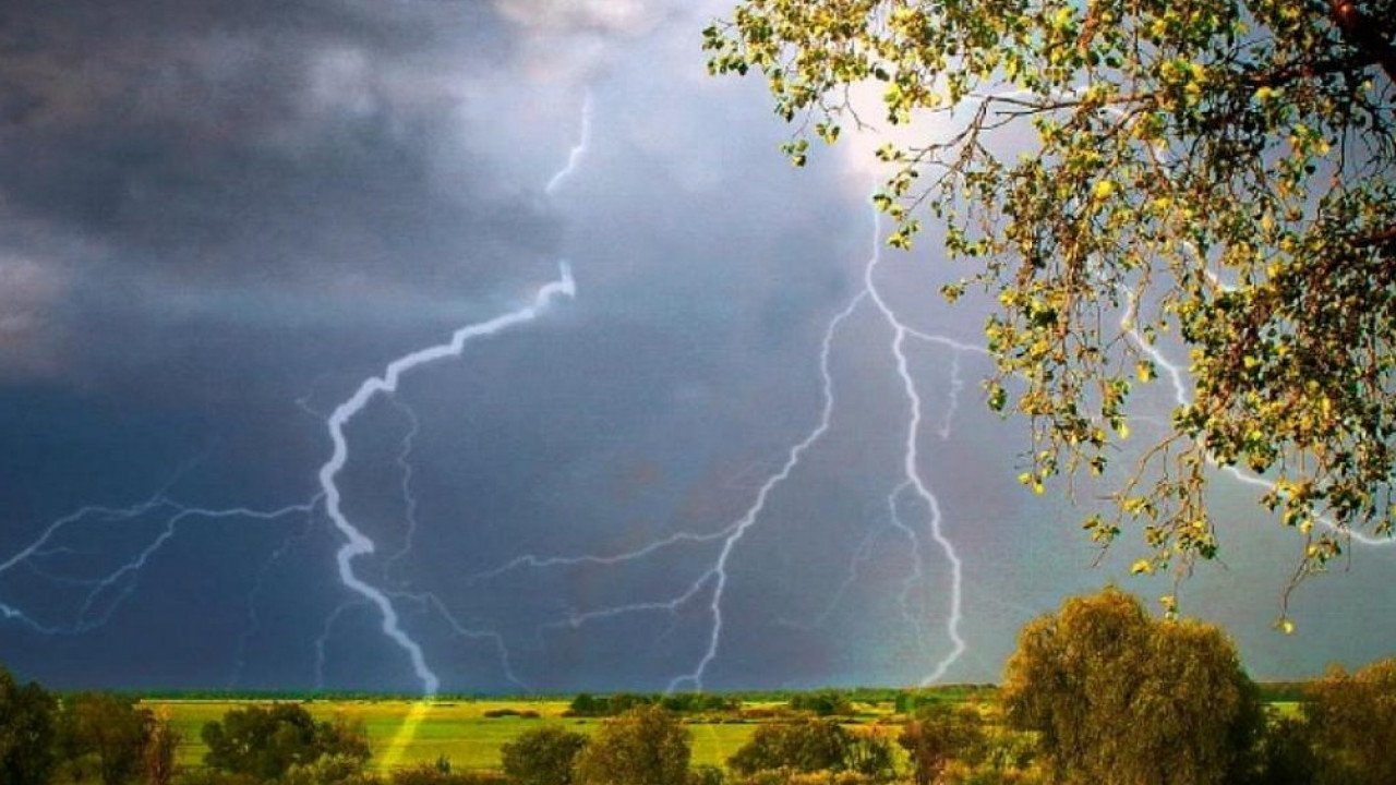 Град, грозы и шквалы: синоптики рассказали, сколько в Украине продержится новый циклон