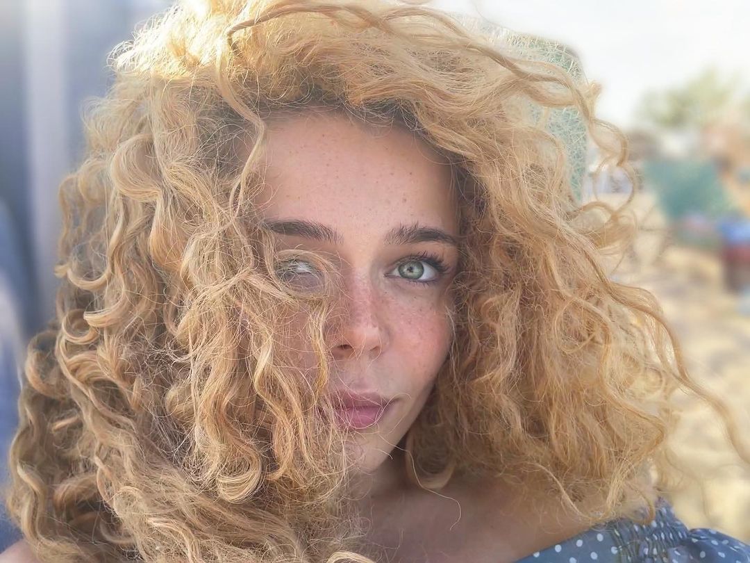 У касці і з ліхтариком: Аліна Гросу разом з батьками і коханим спустилася в Одеські катакомби - today.ua