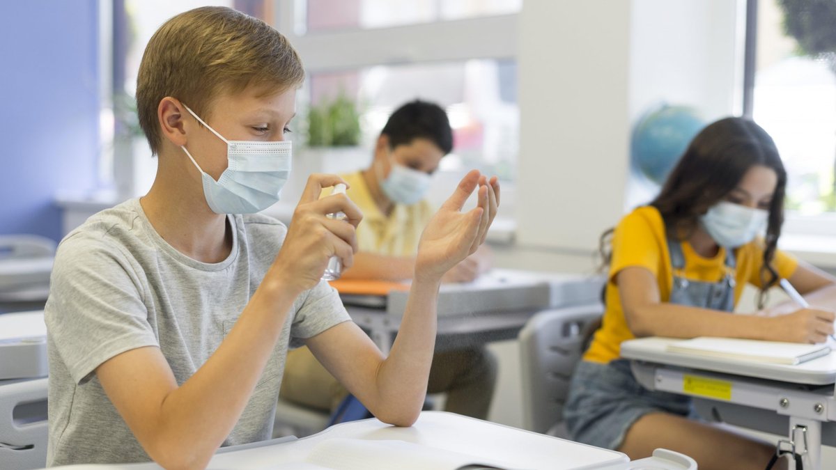 Карантин в школах: Минздрав внес изменения в правила обучения в условиях эпидемии - today.ua