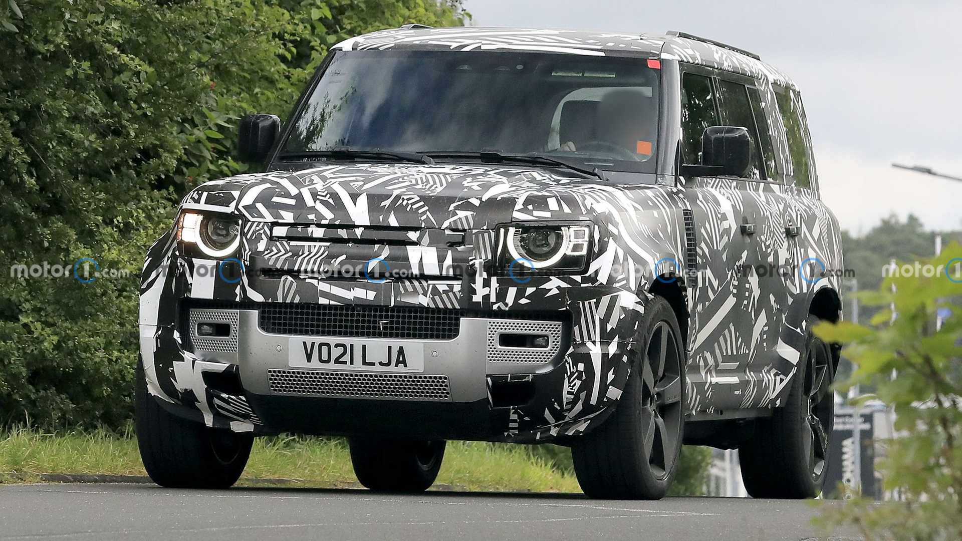 Шпигуни помітили на тестах новий Land Rover Defender 130