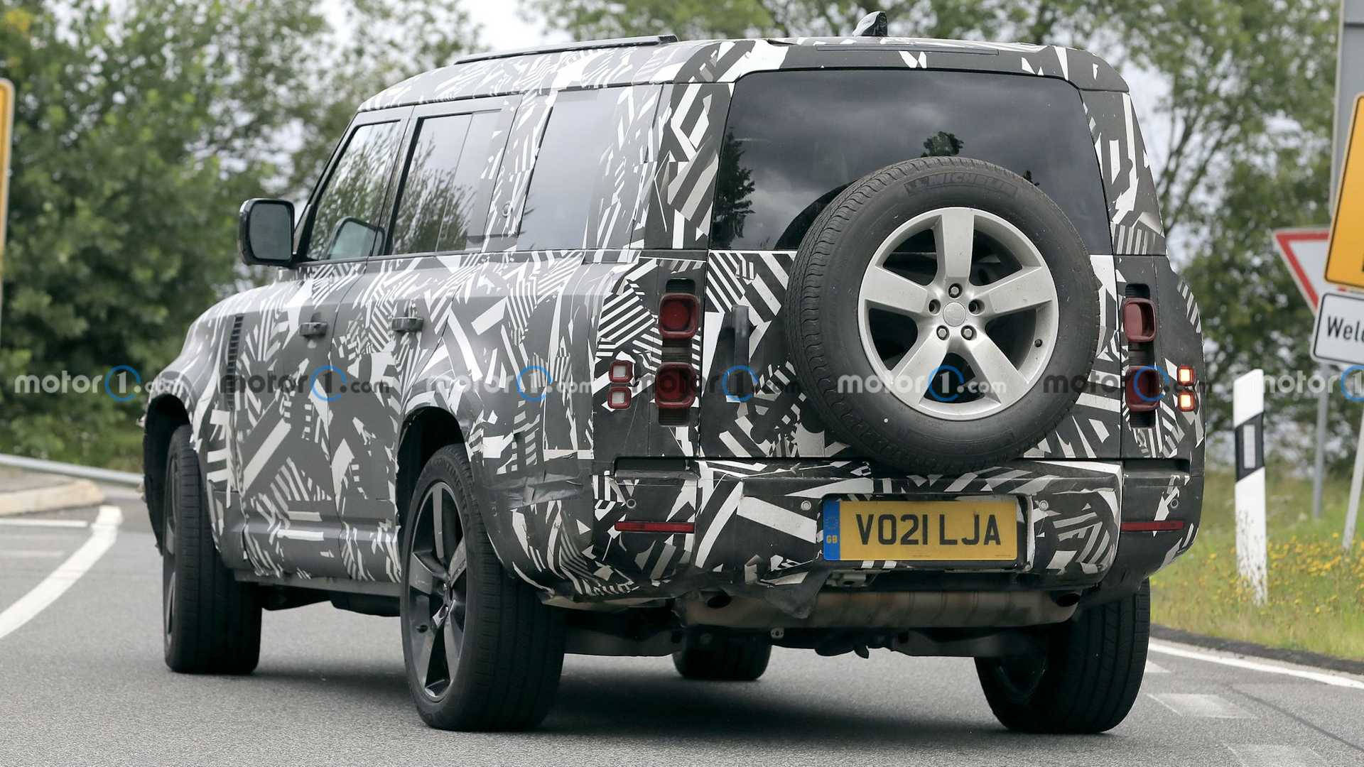 Шпионы заметили на тестах новый Land Rover Defender 130