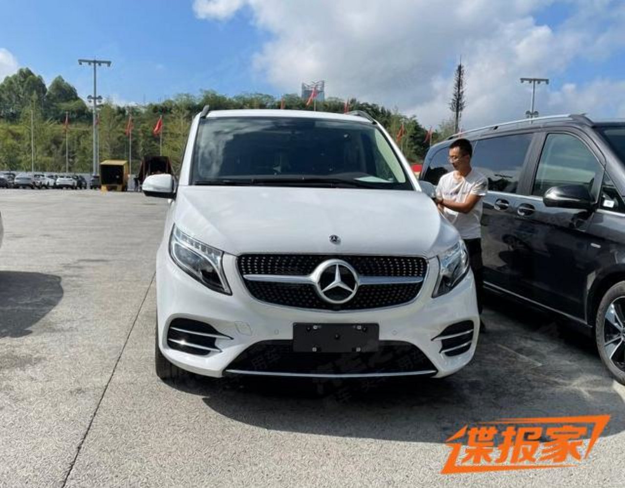 Оновлений Mercedes-Benz V-Class розсекретили раніше терміну