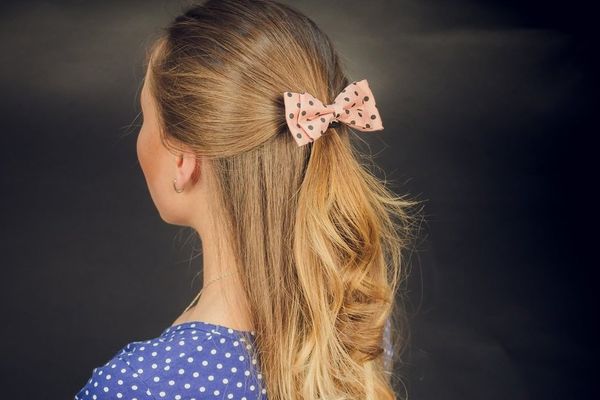 Стильні укладки для школярок на 1 вересня: актуальні зачіски на волосся різної довжини