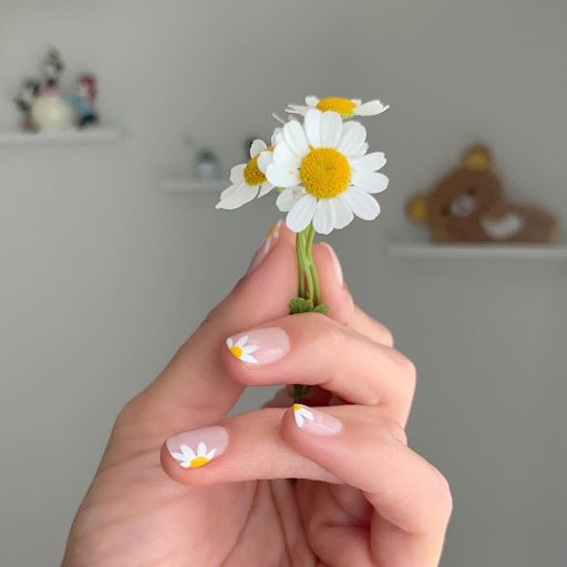 Модный дизайн маникюра на август 2021: варианты цветочного декора на ногти любой длины  