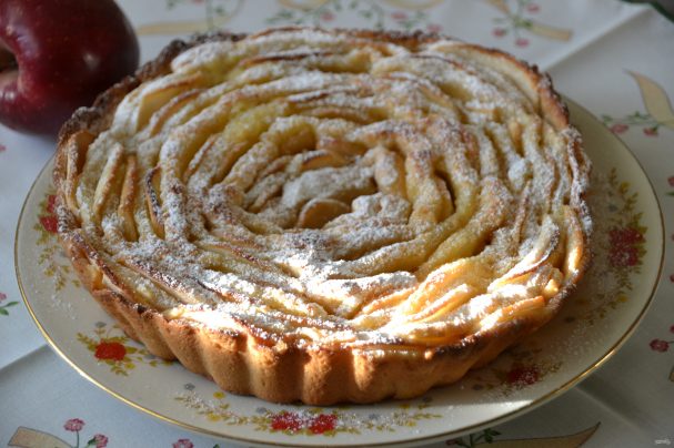 Гарний і смачний яблучний пиріг “Чайна троянда“ до Спасу: аромат закрутить голову