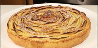 Гарний і смачний яблучний пиріг “Чайна троянда“ до Спасу: аромат закрутить голову - today.ua