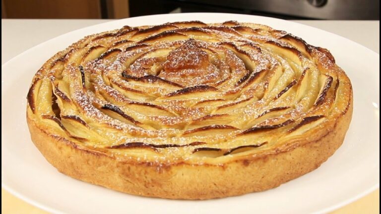 Гарний і смачний яблучний пиріг “Чайна троянда“ до Спасу: аромат закрутить голову - today.ua