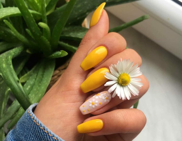 Модний дизайн манікюру на серпень 2021: варіанти квіткового декору на нігті будь-якої довжини - today.ua