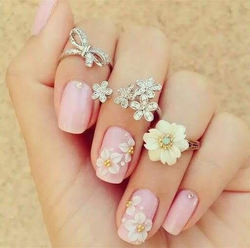 Модний дизайн манікюру на серпень 2021: варіанти квіткового декору на нігті будь-якої довжини