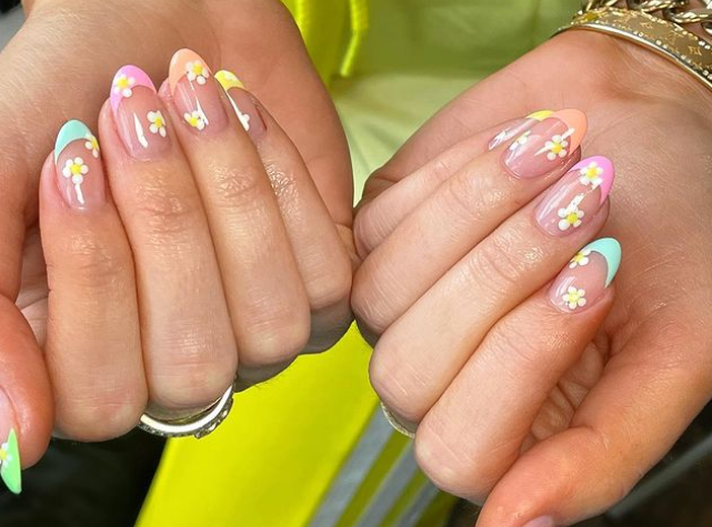 Модный дизайн маникюра на август 2021: варианты цветочного декора на ногти любой длины Модный дизайн маникюра на август 2021: варианты цветочного декора на ногти любой длины - today.ua