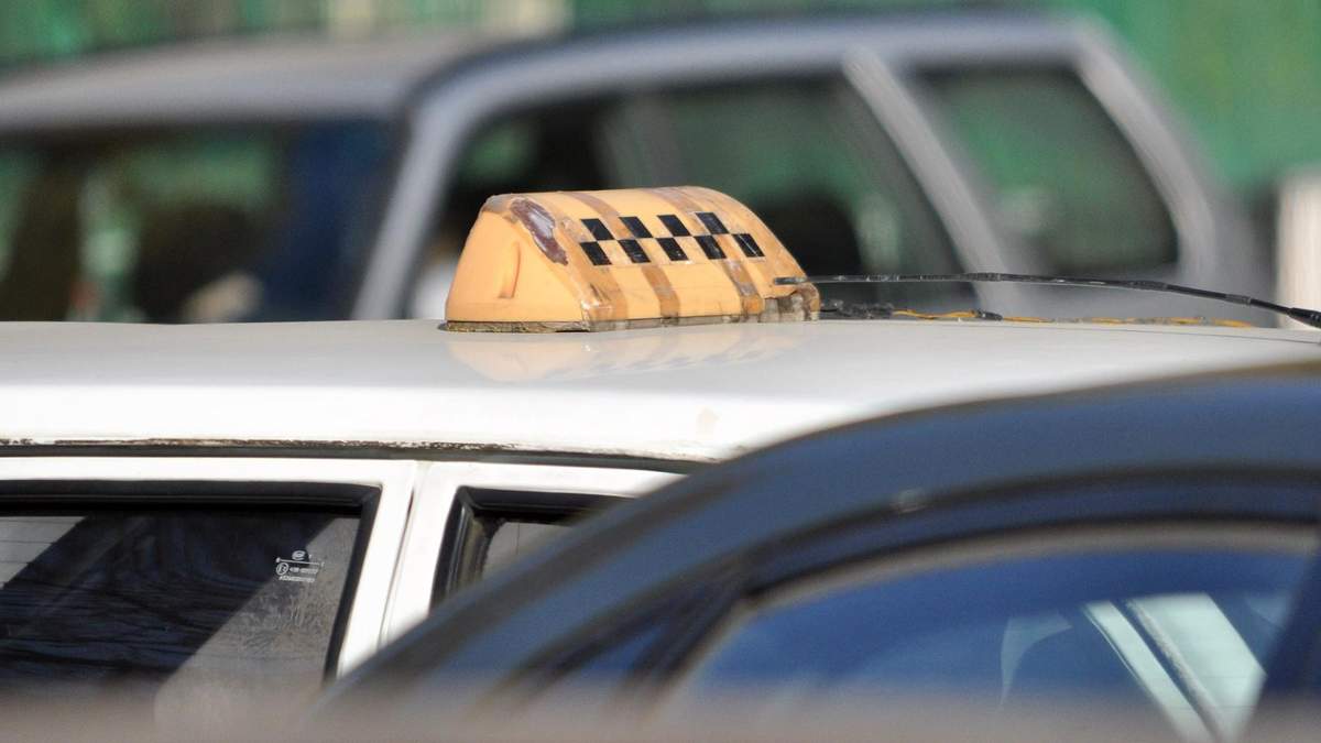 Перевозчики требуют повысить цены на такси: кого и почему не устраивают нынешние тарифы