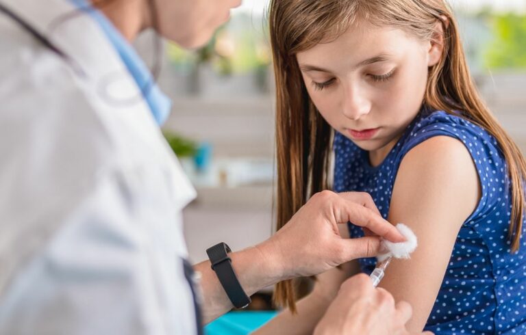 У Міносвіти розповіли про вакцинацію школярів до 1 вересня - today.ua