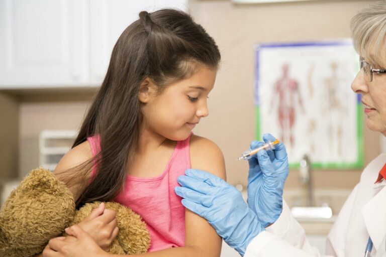 В Украине прививку от коронавируса начали делать детям - today.ua