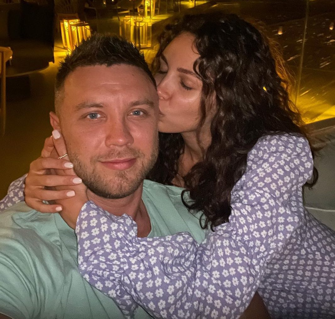 Переможниця Холостяк Анна Богдан показала довгі ноги в міні-сукні на фоні нічної Греції - today.ua