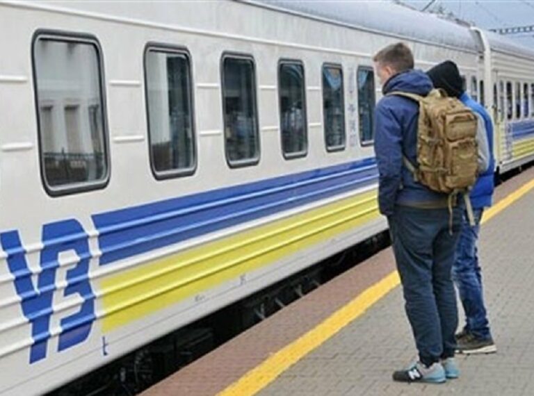 Укрзалізниця нагадала українцям про можливість купувати квитки з 50% знижкою - today.ua