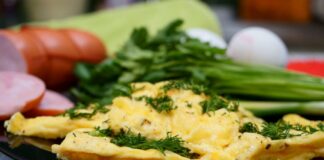 Омлет в лаваше с моцареллой и зеленью: рецепт сытного итальянского завтрака  - today.ua
