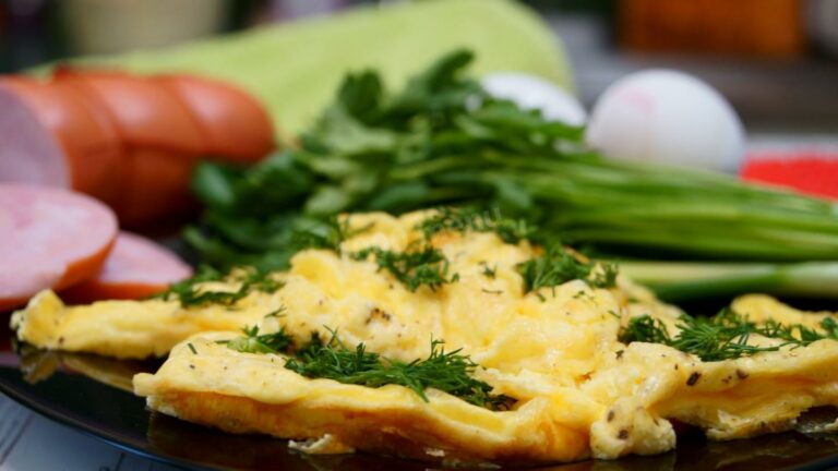 Омлет в лаваше с моцареллой и зеленью: рецепт сытного итальянского завтрака  - today.ua