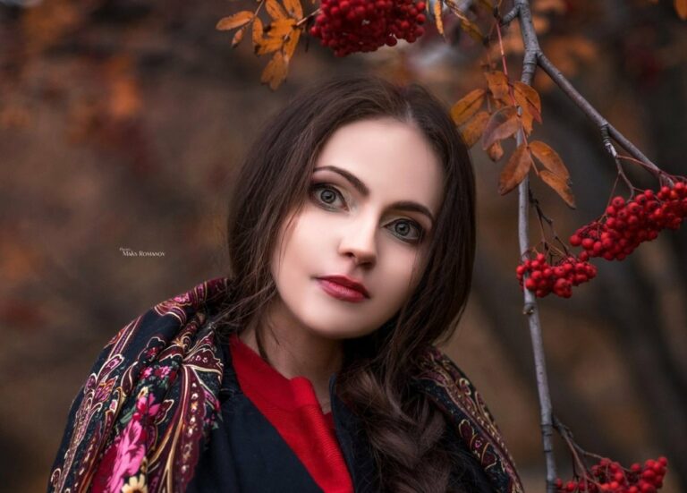 Три самые красивые прически на осень с платком, которые сможет сделать любая женщина - today.ua