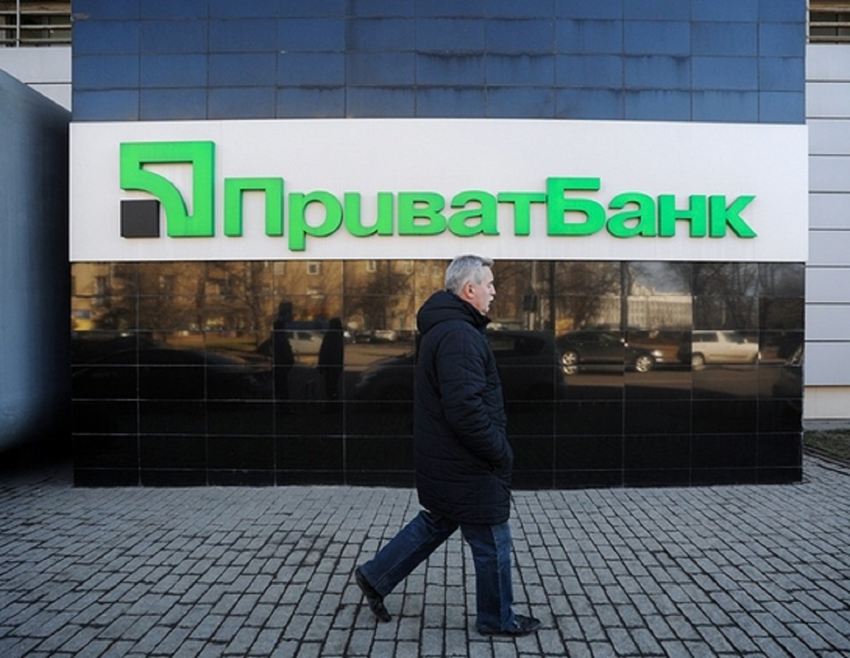 ПриватБанк призупиняє всі операції: зняти або перевести гроші не вийде - today.ua
