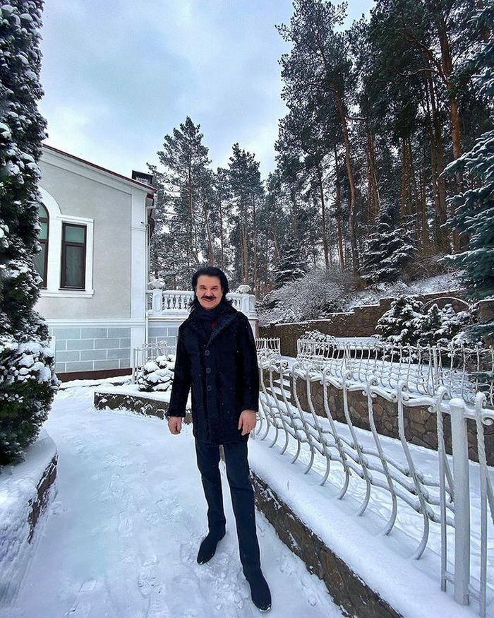 Павел Зибров показал свой роскошный дом с прудом, огородом и бассейном