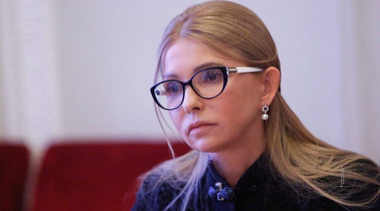 Юлия Тимошенко похвасталась стройной фигурой в голубом платье-футляре - today.ua