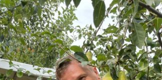 Катя Осадча з Юрієм Горбуновим показали урожай зі свого саду в заміському будинку - today.ua