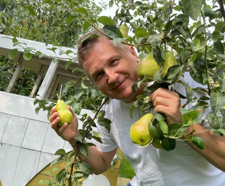 Катя Осадча з Юрієм Горбуновим показали урожай зі свого саду в заміському будинку - today.ua