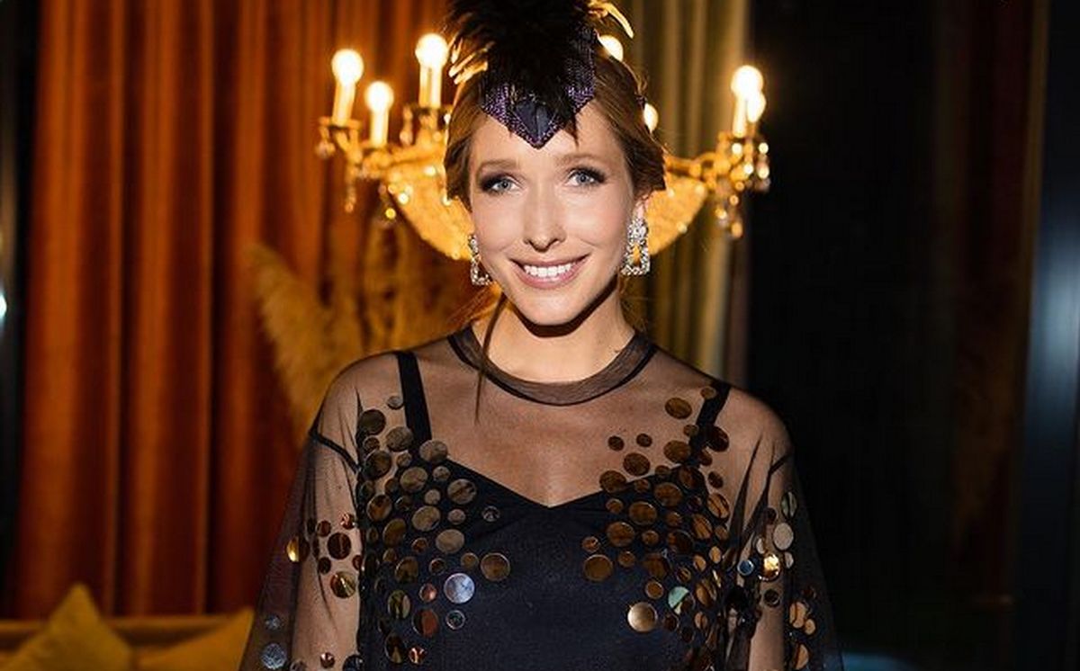 Катя Осадчая в изумрудном бархатном платье со спущенными плечами покорила красотой и стройностью - today.ua