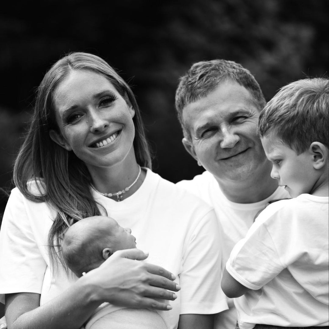 Учились быть родителями двоих детей: Катя Осадчая и Юрий Горбунов поздравили месячного сына с первым юбилеем - today.ua