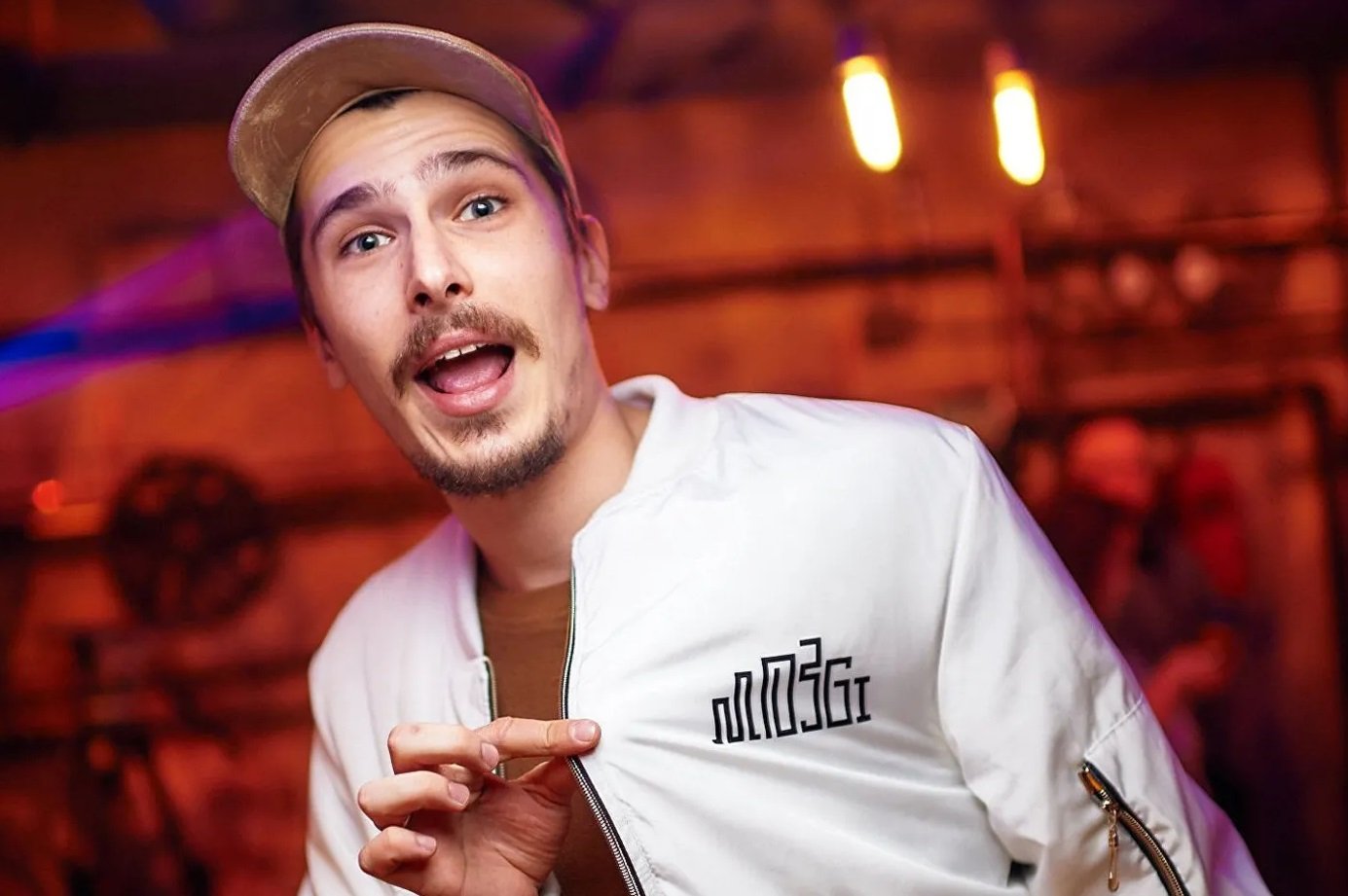 Позитив замечен в объятиях прекрасной незнакомки: с кем закрутил роман участник группы Mozgi - today.ua