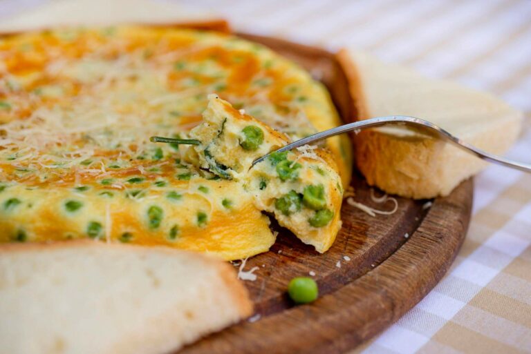 Омлет під шубою: рецепт легкого та корисного сніданку з яєць та овочів - today.ua