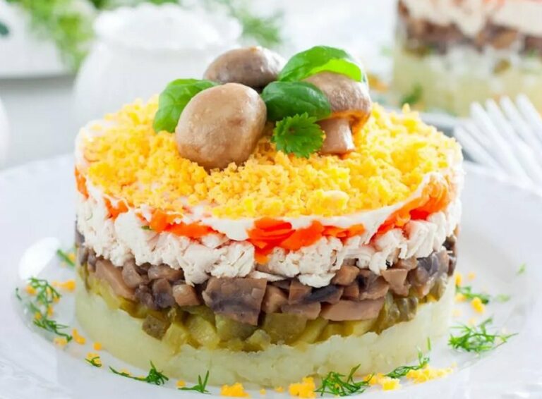 Осенний слоеный салат с грибами: рецепт сытного блюда на каждый день или к празднику - today.ua