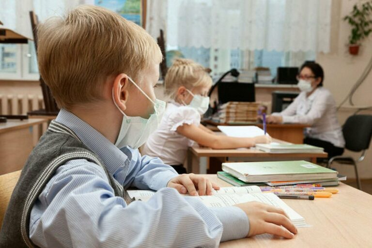 Як працюватимуть українські школи в “жовтій“ та “червоній“ карантинних зонах: МОЗ назвало умови для вчителів - today.ua