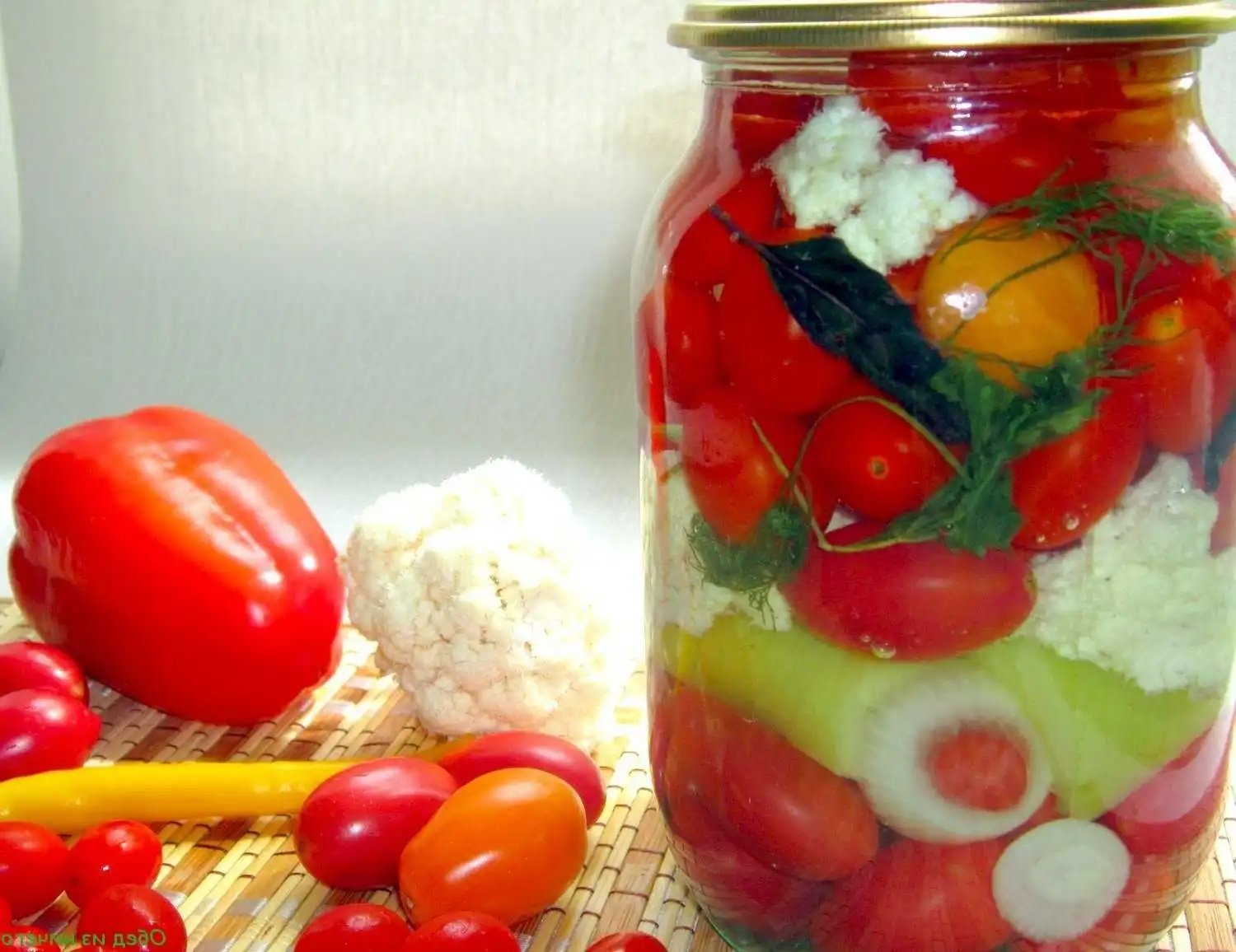 Мариноване асорті на зиму з осінніх овочів: швидкий рецепт без стерилізації