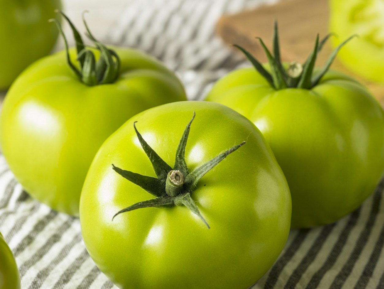 Мариновані зелені помідори за півгодини: швидкий рецепт хрусткої закуски на зиму - today.ua