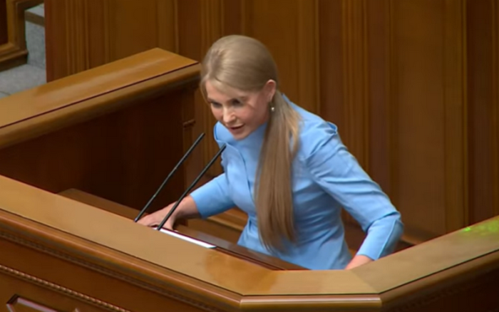 Юлія Тимошенко похвалилася стрункою фігурою в блакитній сукні-футлярі