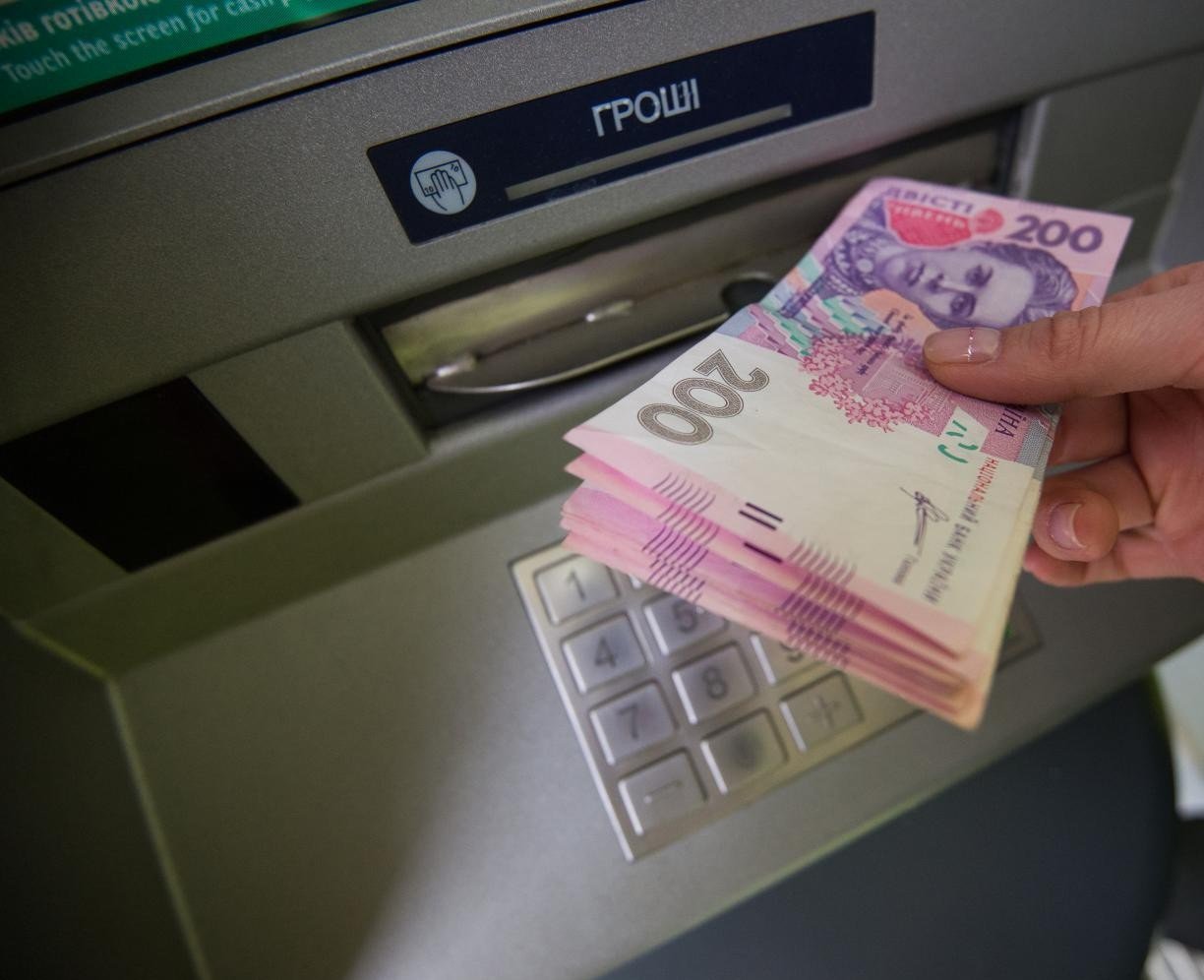 Верховна Рада збільшила суму, яку українці можуть переводити анонімно