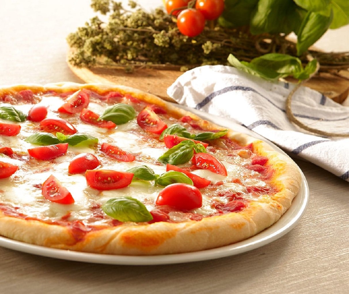 Быстрая домашняя пицца на творожном тесте: рецепт вкусного пирога с овощами и вареной колбасой