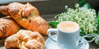 Кава з круасаном натщесерце можуть нашкодити здоров'ю: медики назвали причину відмовитися від улюбленого сніданку - today.ua