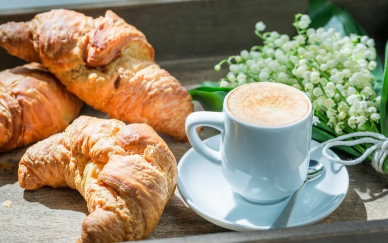 Кофе с круассаном натощак могут навредить здоровью: медики назвали причину отказаться от любимого завтрака  - today.ua