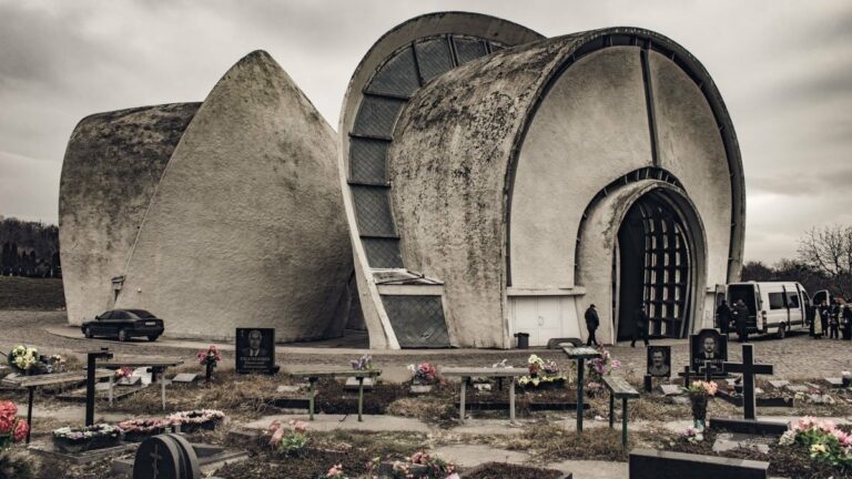 Кладбище на миллион захоронений и крематорий на окраине Борисполя: на Киевщине разгорелся скандал из-за незаконного строительства - today.ua