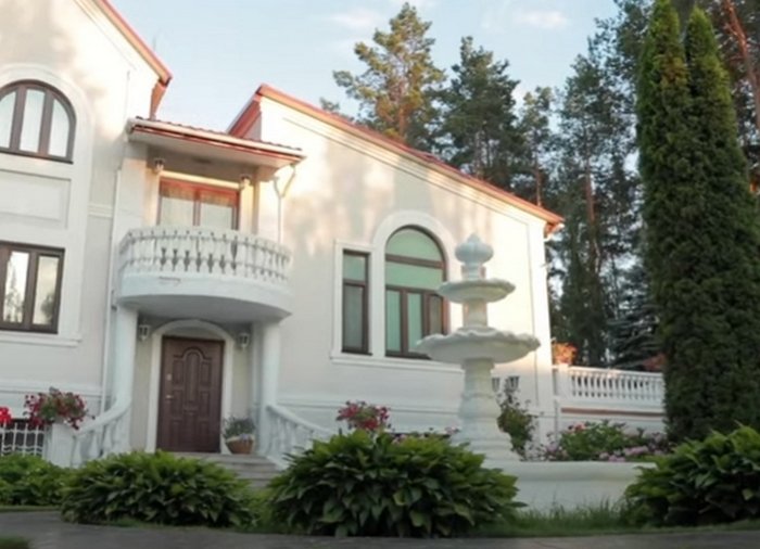 Павел Зибров показал свой роскошный дом с прудом, огородом и бассейном