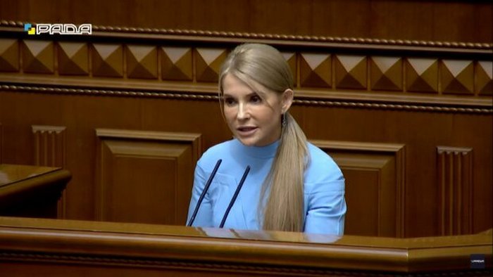 Юлия Тимошенко похвасталась стройной фигурой в голубом платье-футляре