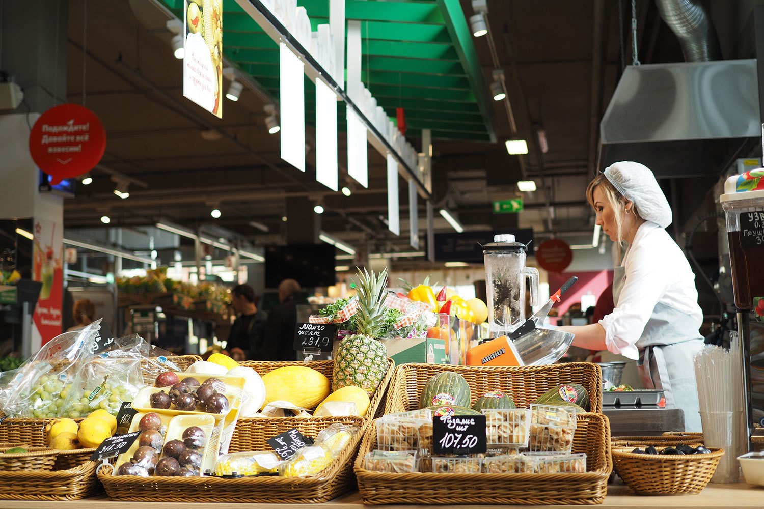 Известную сеть супермаркетов уличили в продаже просроченных продуктов питания