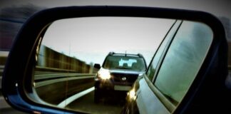 Як правильно реагувати водієві, якщо йому ззаду моргають далеким світлом - today.ua