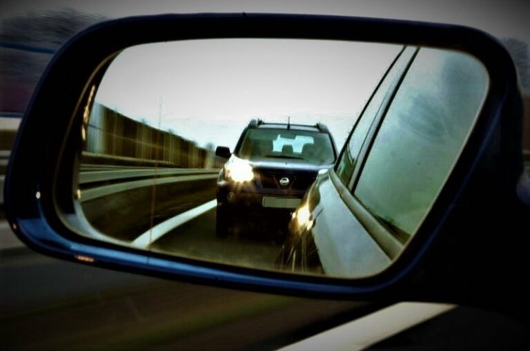 Як правильно реагувати водієві, якщо йому ззаду моргають далеким світлом - today.ua