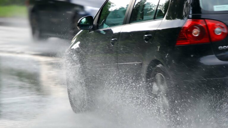На сколько увеличивается расход топлива автомобиля во время дождя - today.ua